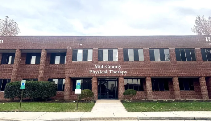 Exterior of the Mid-County Physical Therapy Lake Ridge clinic building