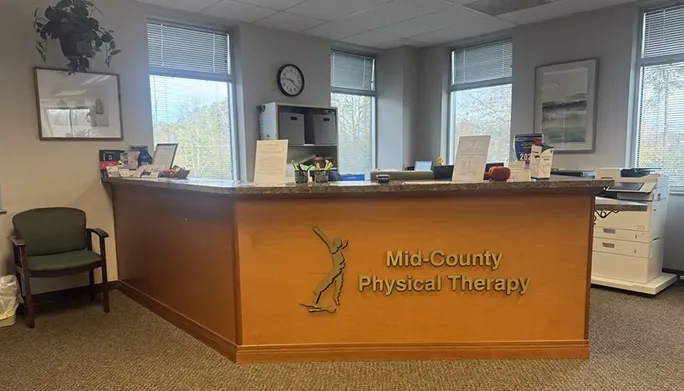 Front desk at the Mid-County Physical Therapy Hoadly Road clinic